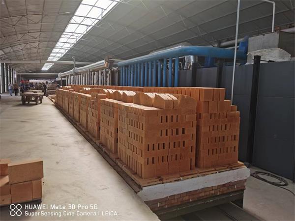 108.8×2.4米煤氣天然氣燒粘土磚高效高產(chǎn)節(jié)能隧道窯生產(chǎn)線（設(shè)計(jì)日產(chǎn)200噸，實(shí)際日產(chǎn)240噸，能耗45m3/噸產(chǎn)品）